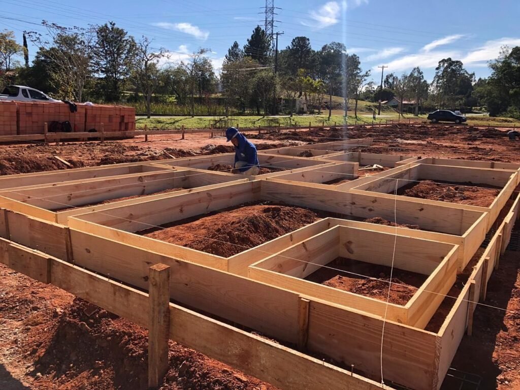 Madeiras aplicadas no canteiro de obras
